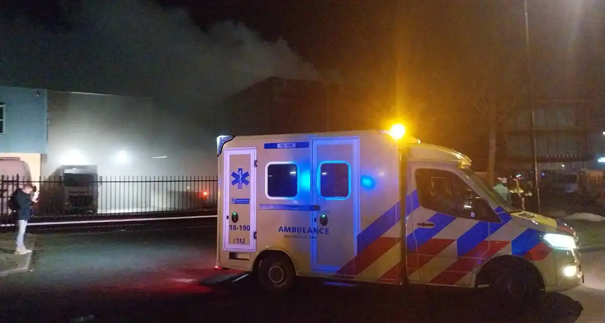 Brandweer bestrijdt zeer grote brand in bedrijfspand - Foto 1