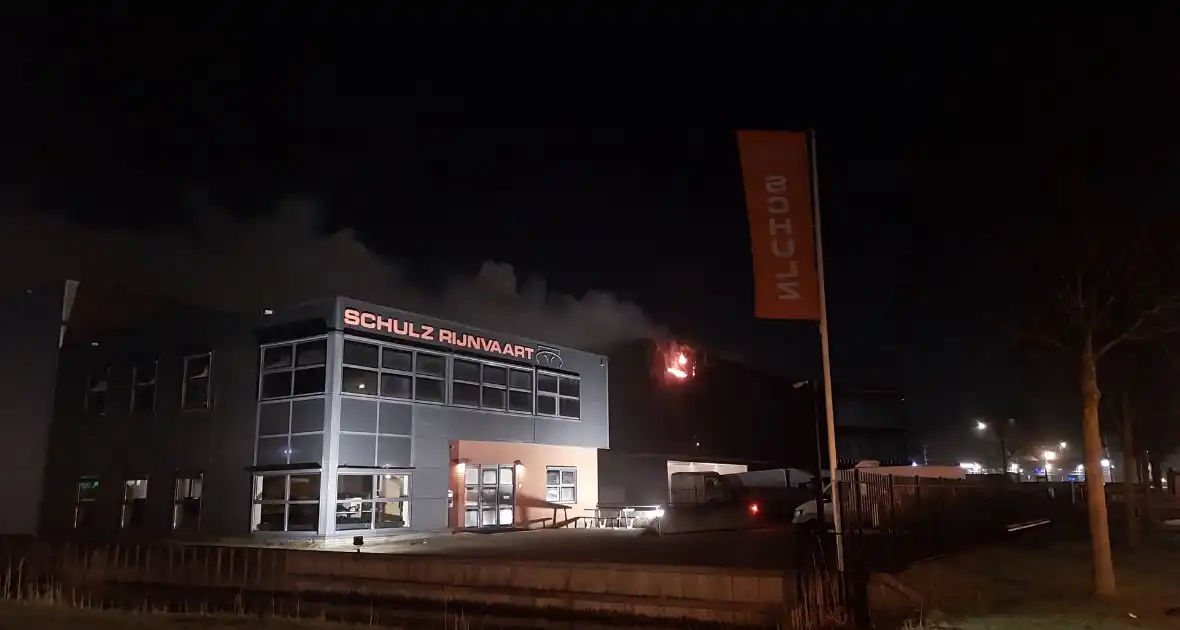 Brandweer bestrijdt zeer grote brand in bedrijfspand - Foto 2