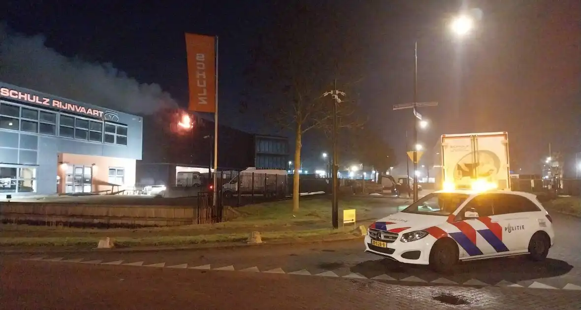 Brandweer bestrijdt zeer grote brand in bedrijfspand - Foto 3