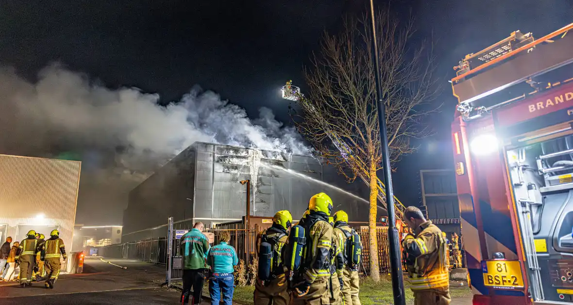 Zeer grote brand in industriegebouw vereist grootschalige inzet - Foto 1