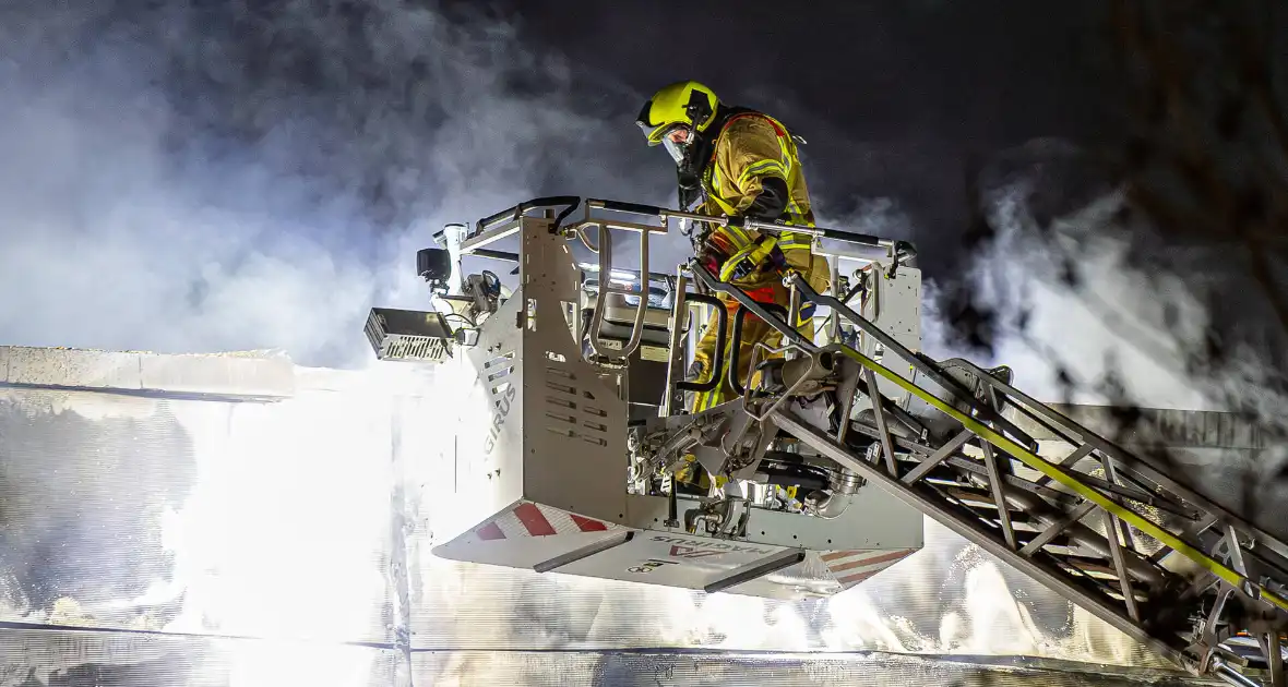 Zeer grote brand in industriegebouw vereist grootschalige inzet - Foto 10