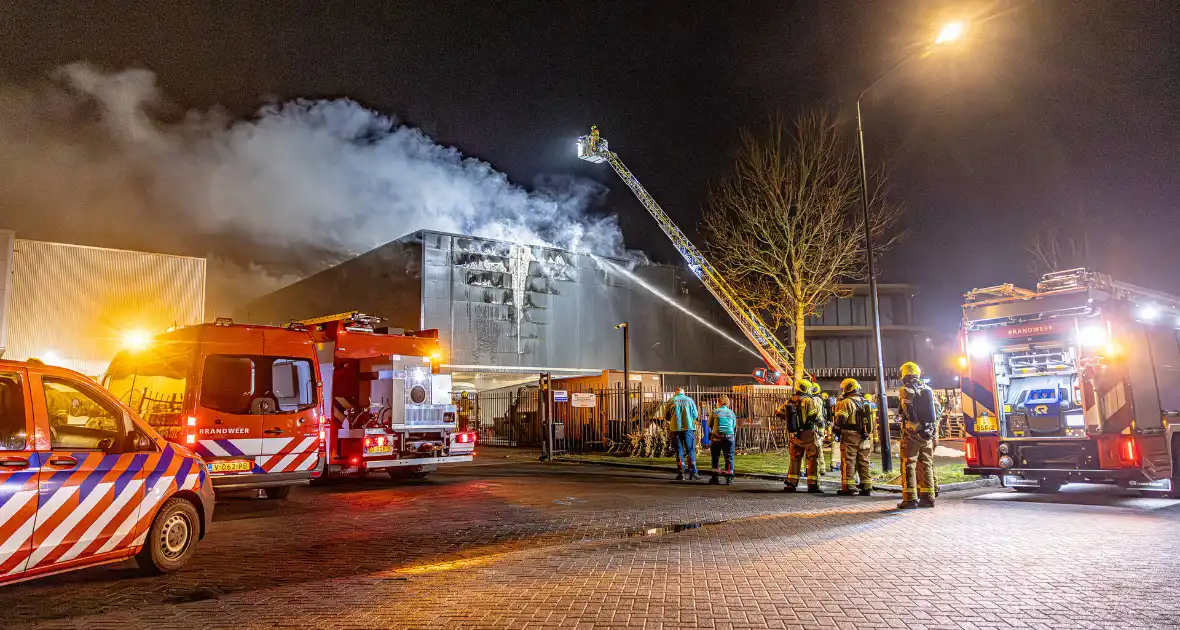 Zeer grote brand in industriegebouw vereist grootschalige inzet - Foto 11