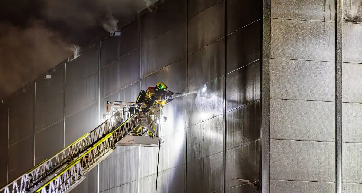 Zeer grote brand in industriegebouw vereist grootschalige inzet - Foto 13