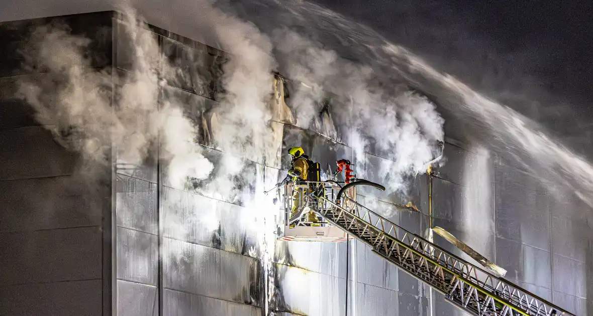 Zeer grote brand in industriegebouw vereist grootschalige inzet - Foto 14