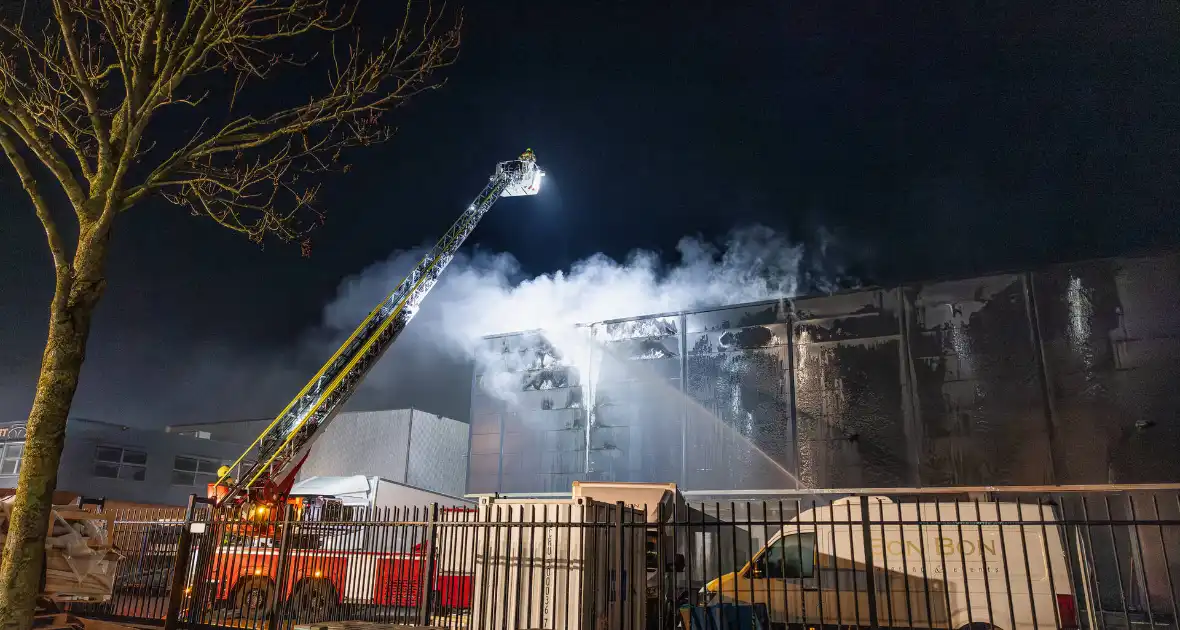 Zeer grote brand in industriegebouw vereist grootschalige inzet - Foto 16