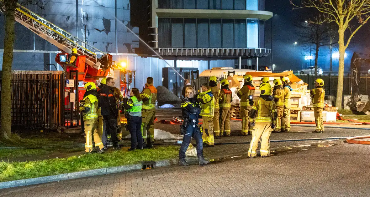 Zeer grote brand in industriegebouw vereist grootschalige inzet - Foto 18