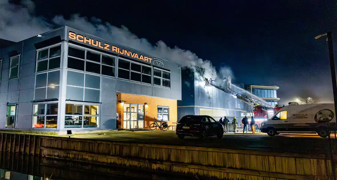 Zeer grote brand in industriegebouw vereist grootschalige inzet - Foto 2