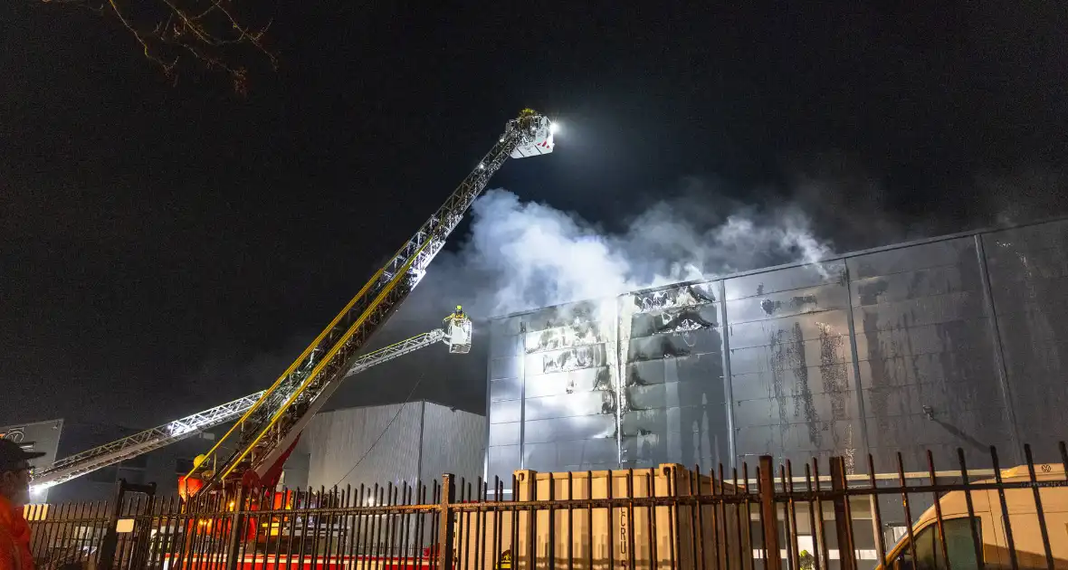 Zeer grote brand in industriegebouw vereist grootschalige inzet - Foto 20