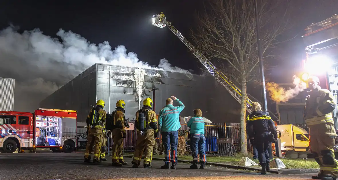 Zeer grote brand in industriegebouw vereist grootschalige inzet - Foto 4