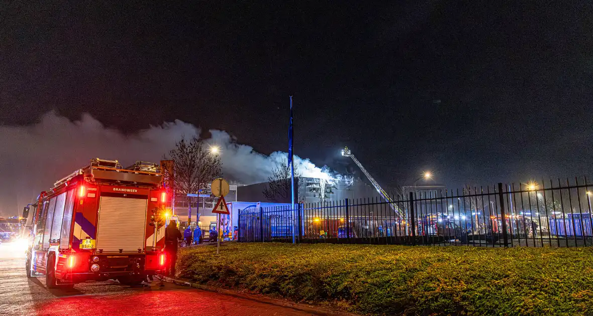 Zeer grote brand in industriegebouw vereist grootschalige inzet - Foto 5