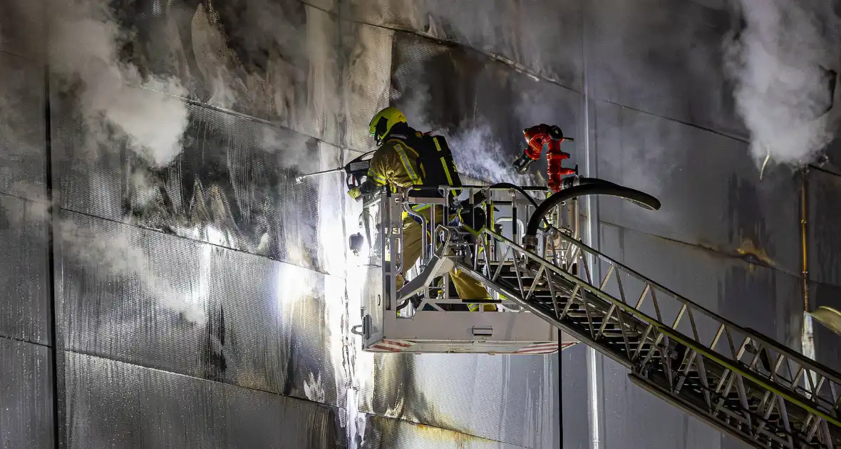 Zeer grote brand in industriegebouw vereist grootschalige inzet - Foto 6