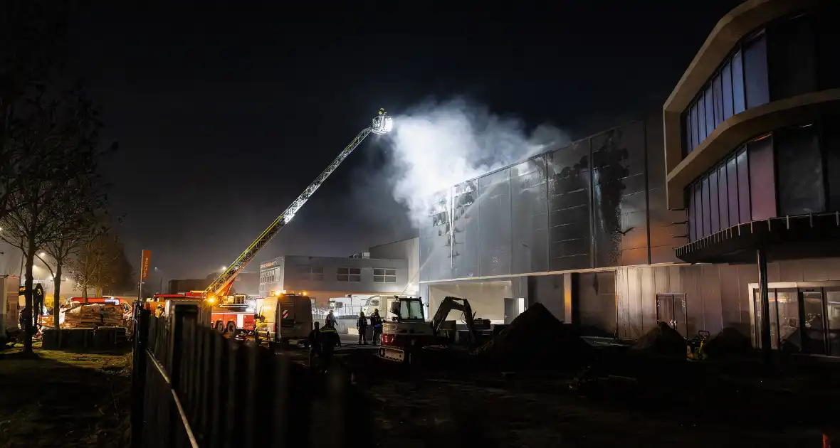 Zeer grote brand in industriegebouw vereist grootschalige inzet - Foto 7