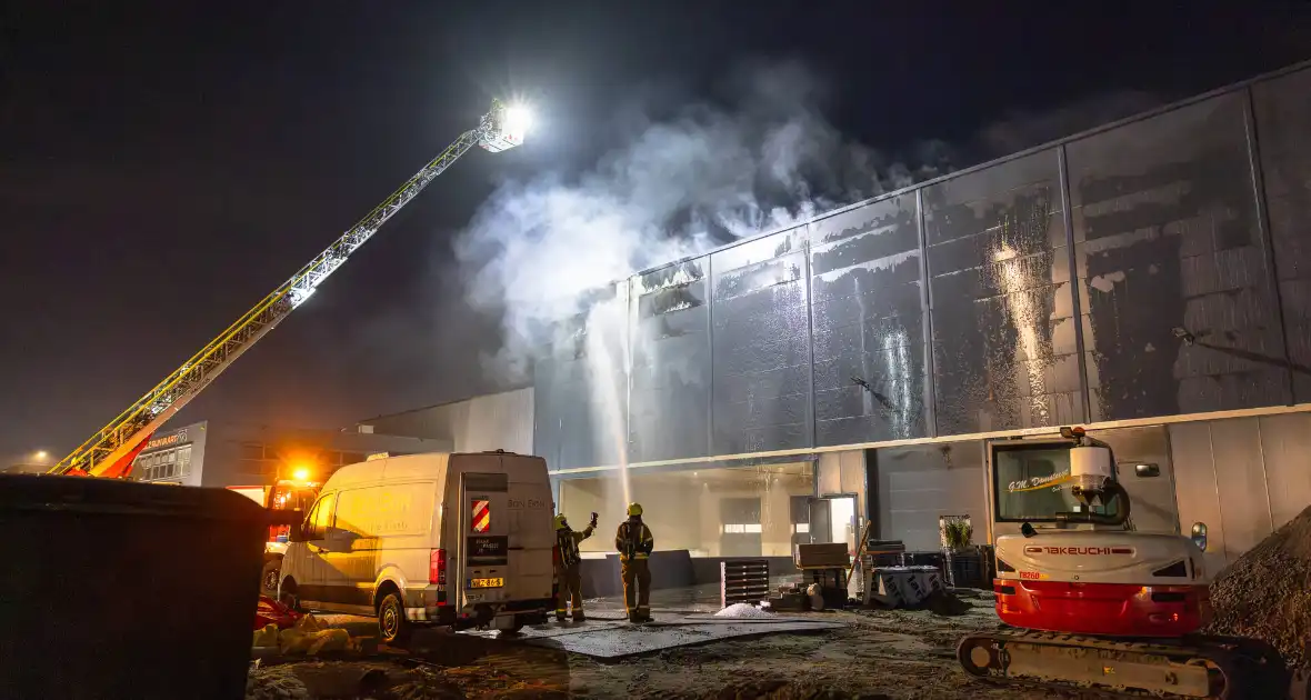 Zeer grote brand in industriegebouw vereist grootschalige inzet - Foto 8