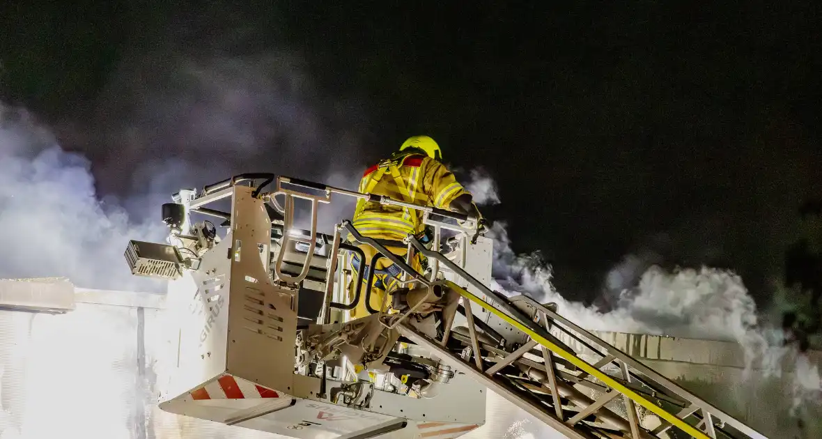 Zeer grote brand in industriegebouw vereist grootschalige inzet - Foto 9
