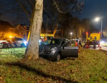 Vrouw naar ziekenhuis na botsing tegen boom