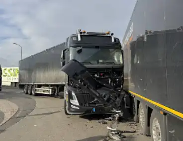 Vrachtwagens botsen op rotonde zonder gewonden