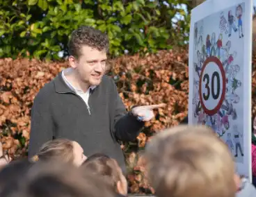 Wethouder Tyas Bijlholt bij onthulling verkeersbord