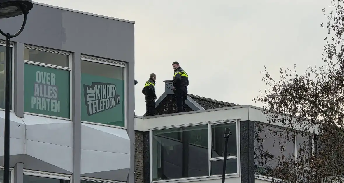 Politie houdt winkeldief aan op dak - Foto 1