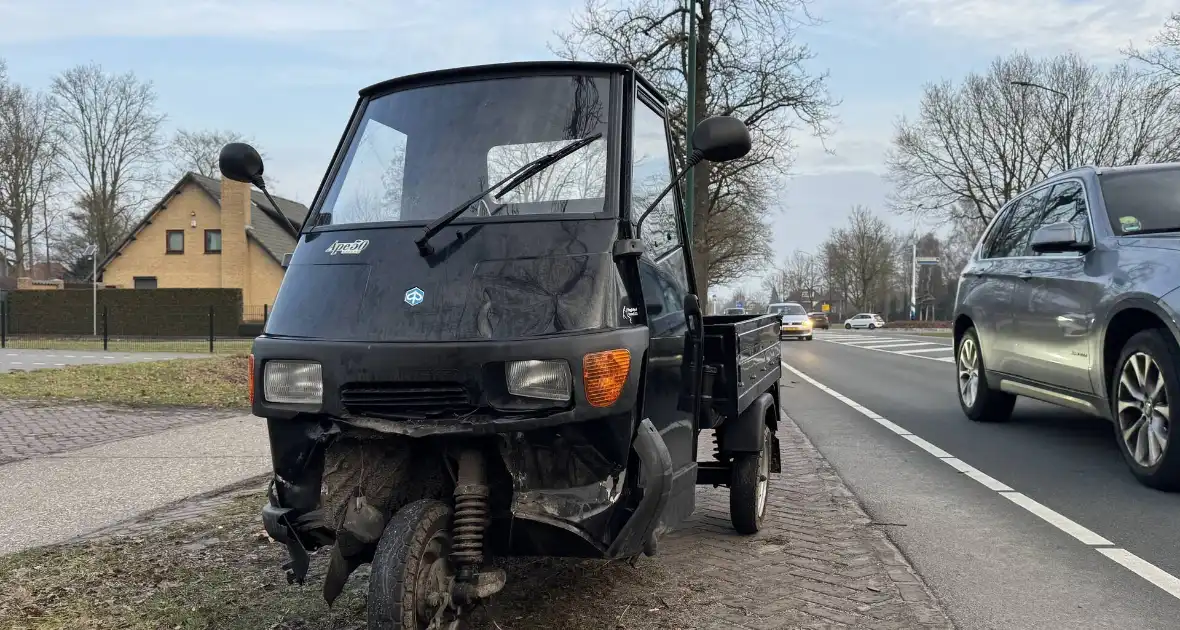 Botsing tussen piaggo en personenauto - Foto 6