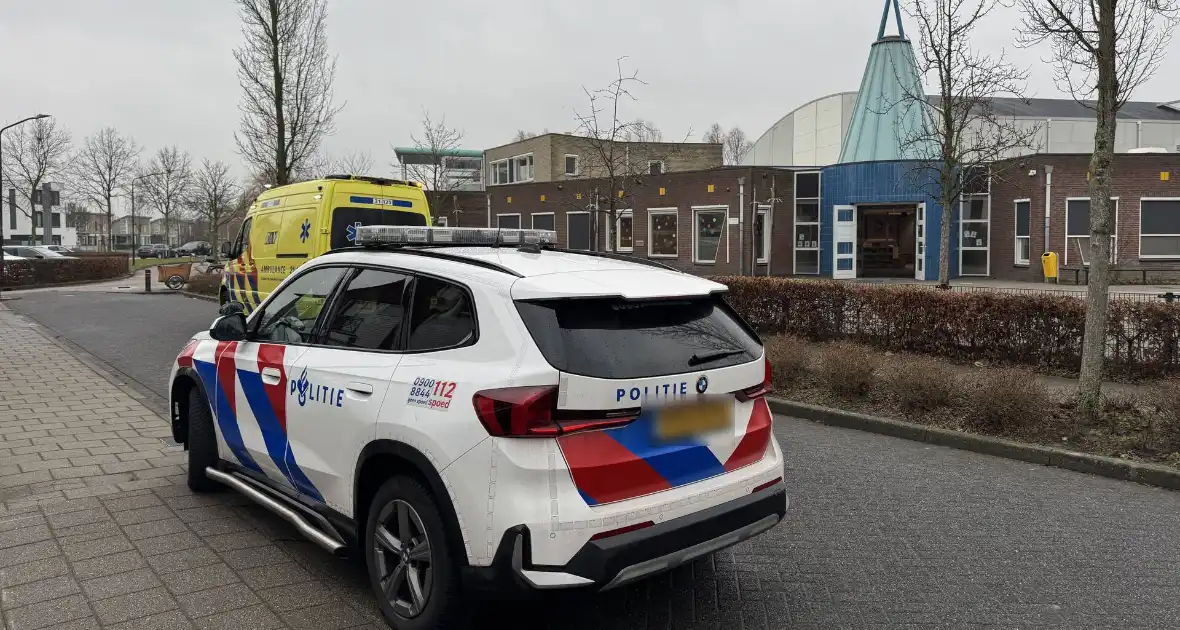 Kind valt van stoel op basisschool