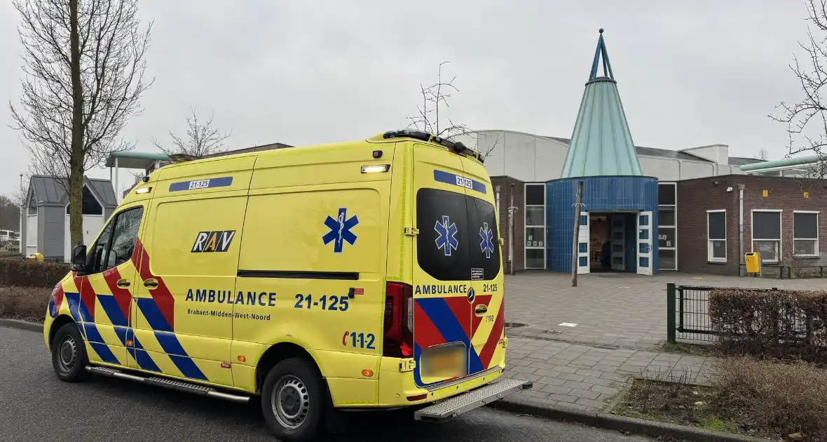 Kind valt van stoel op basisschool - Foto 1