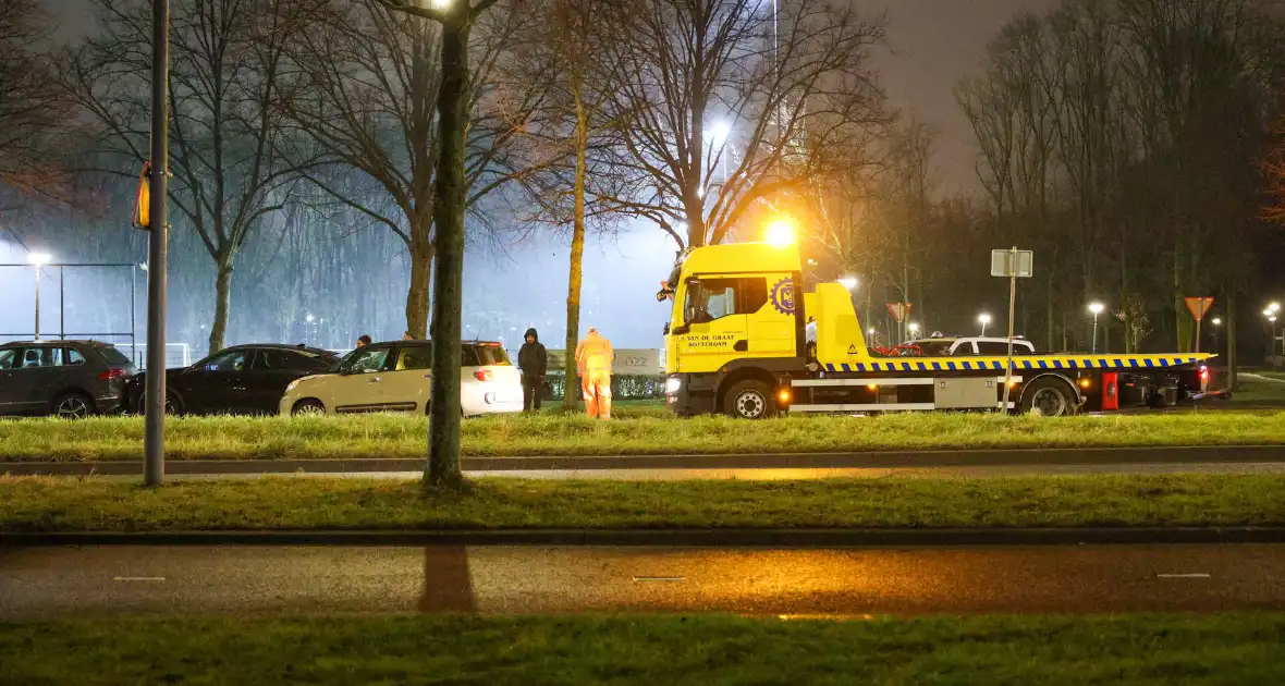 Bestuurder raakt gewond na botsing met geparkeerde auto's