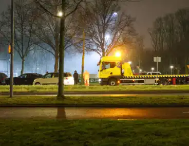 Bestuurder raakt gewond na botsing met geparkeerde auto's