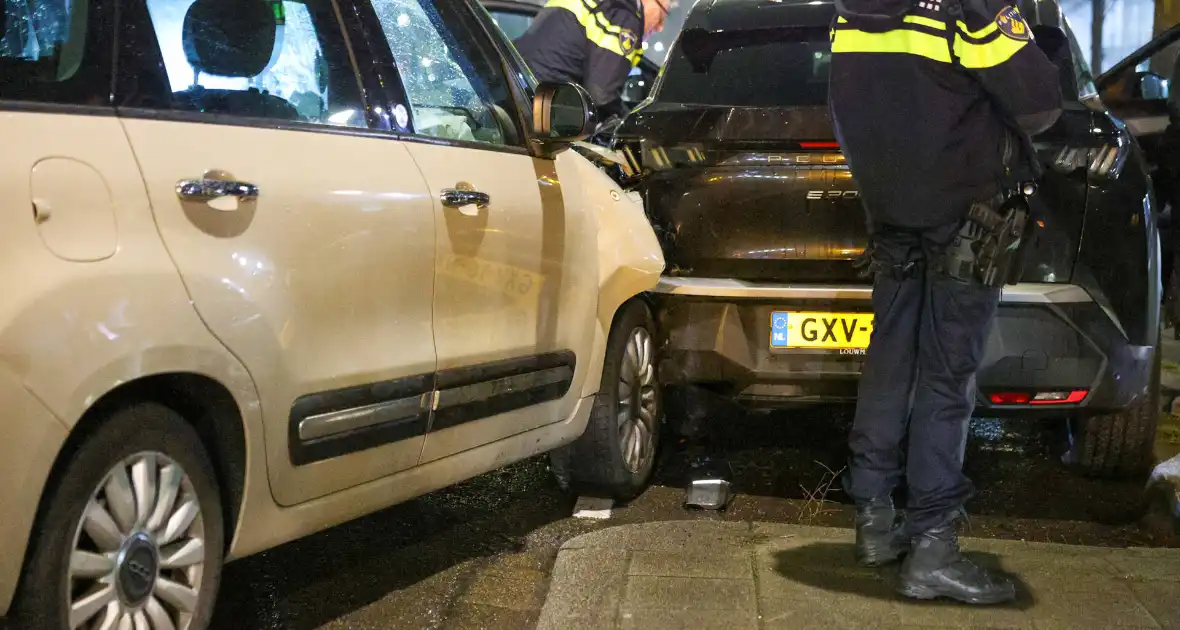 Bestuurder raakt gewond na botsing met geparkeerde auto's - Foto 1