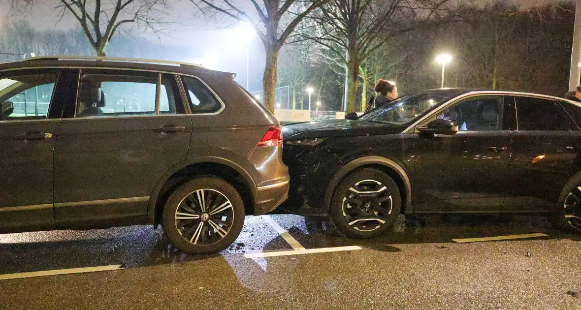 Bestuurder raakt gewond na botsing met geparkeerde auto's - Foto 10