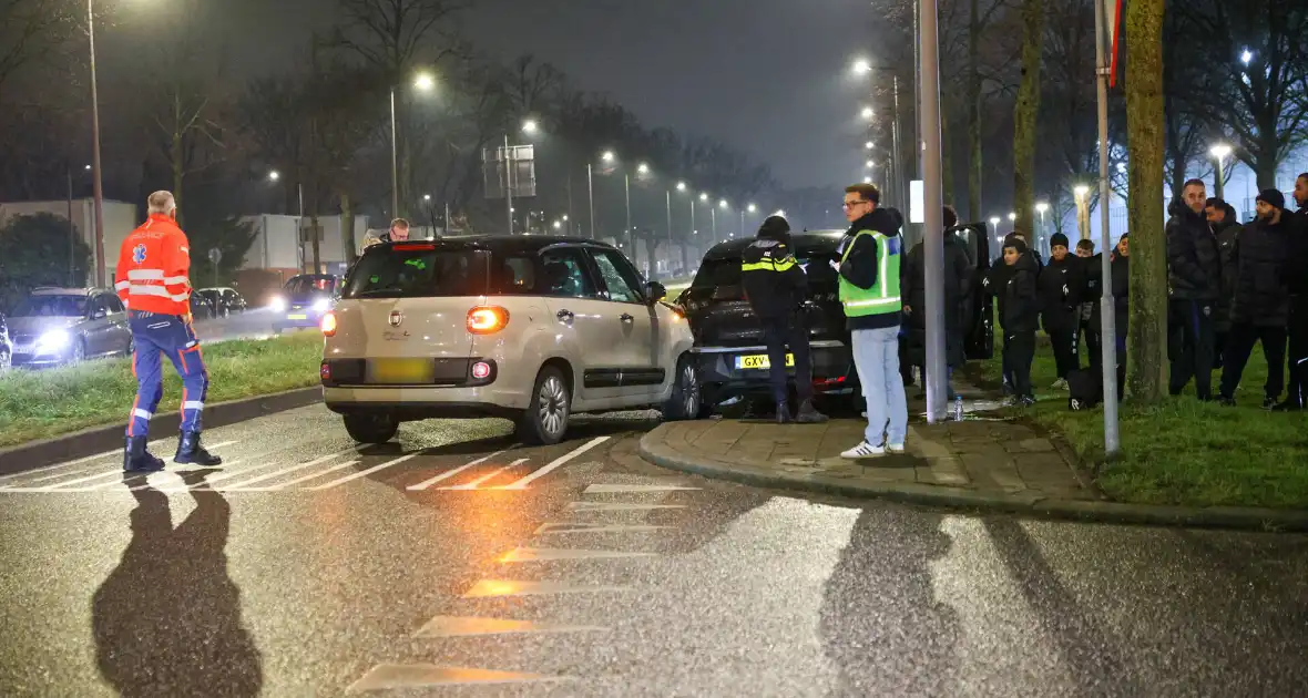 Bestuurder raakt gewond na botsing met geparkeerde auto's - Foto 11