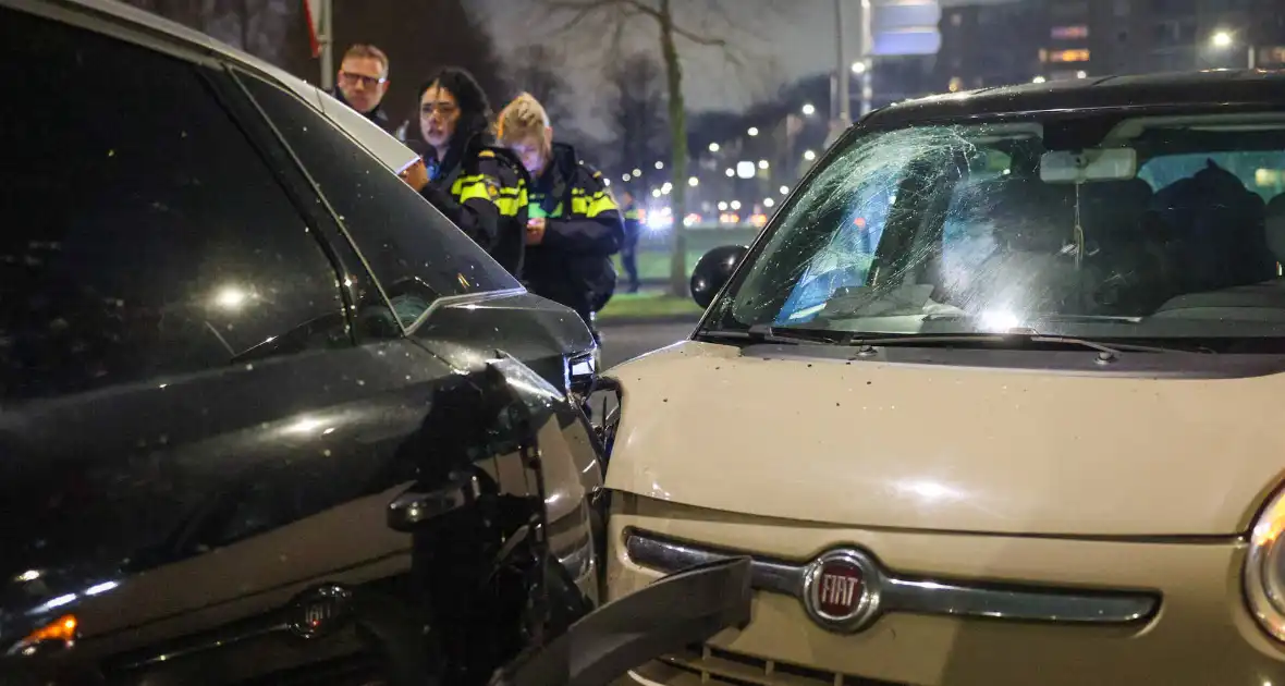 Bestuurder raakt gewond na botsing met geparkeerde auto's - Foto 12