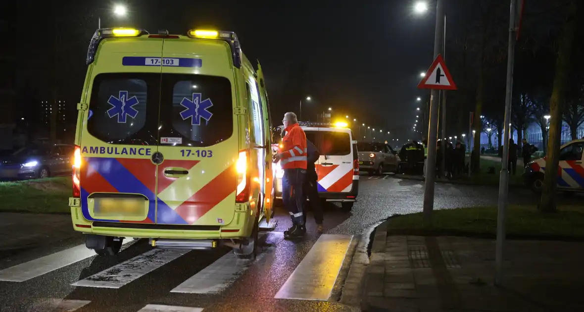 Bestuurder raakt gewond na botsing met geparkeerde auto's - Foto 13