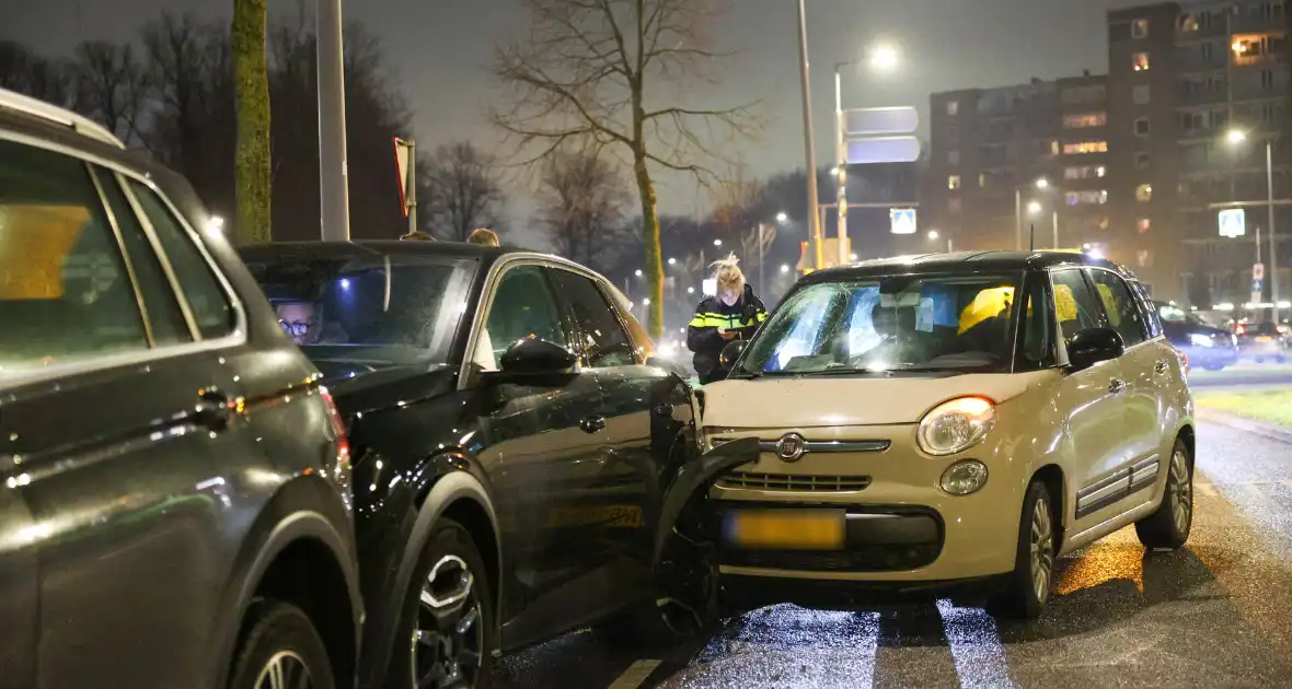 Bestuurder raakt gewond na botsing met geparkeerde auto's - Foto 14