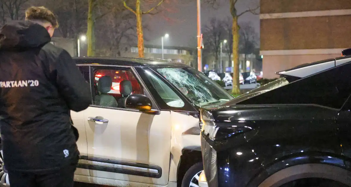 Bestuurder raakt gewond na botsing met geparkeerde auto's - Foto 15