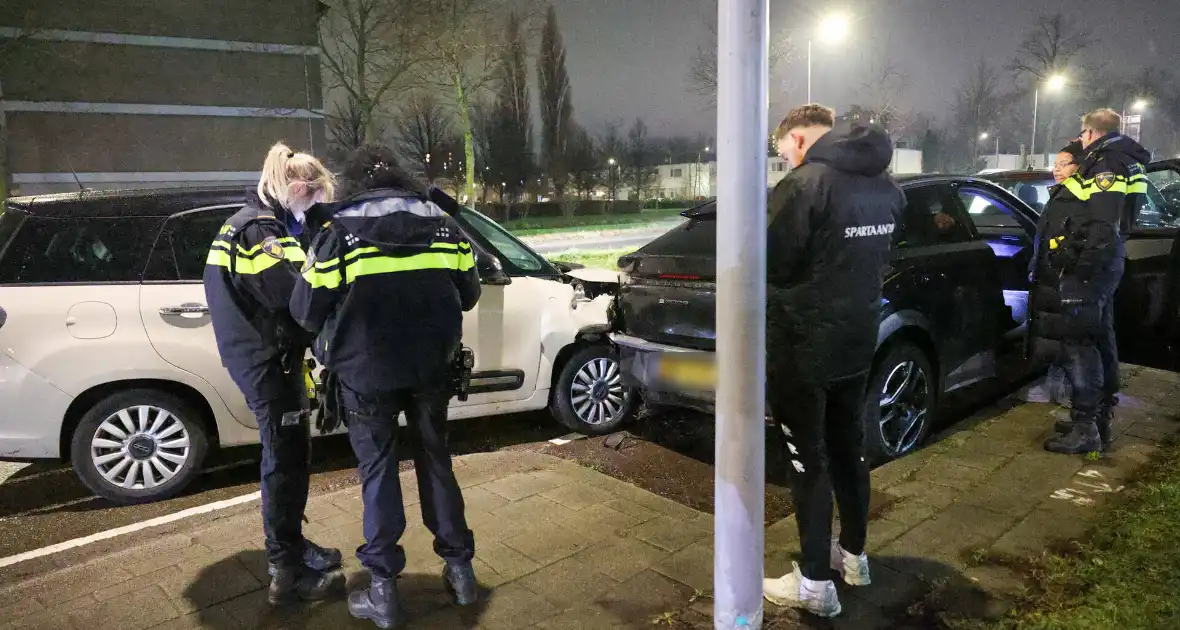 Bestuurder raakt gewond na botsing met geparkeerde auto's - Foto 16