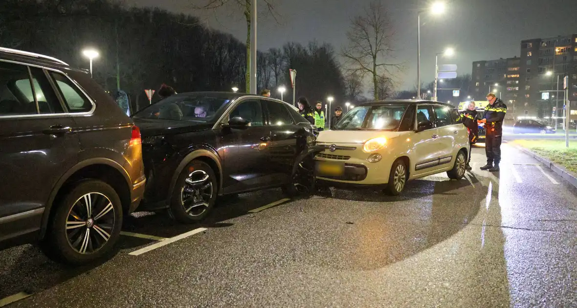Bestuurder raakt gewond na botsing met geparkeerde auto's - Foto 17