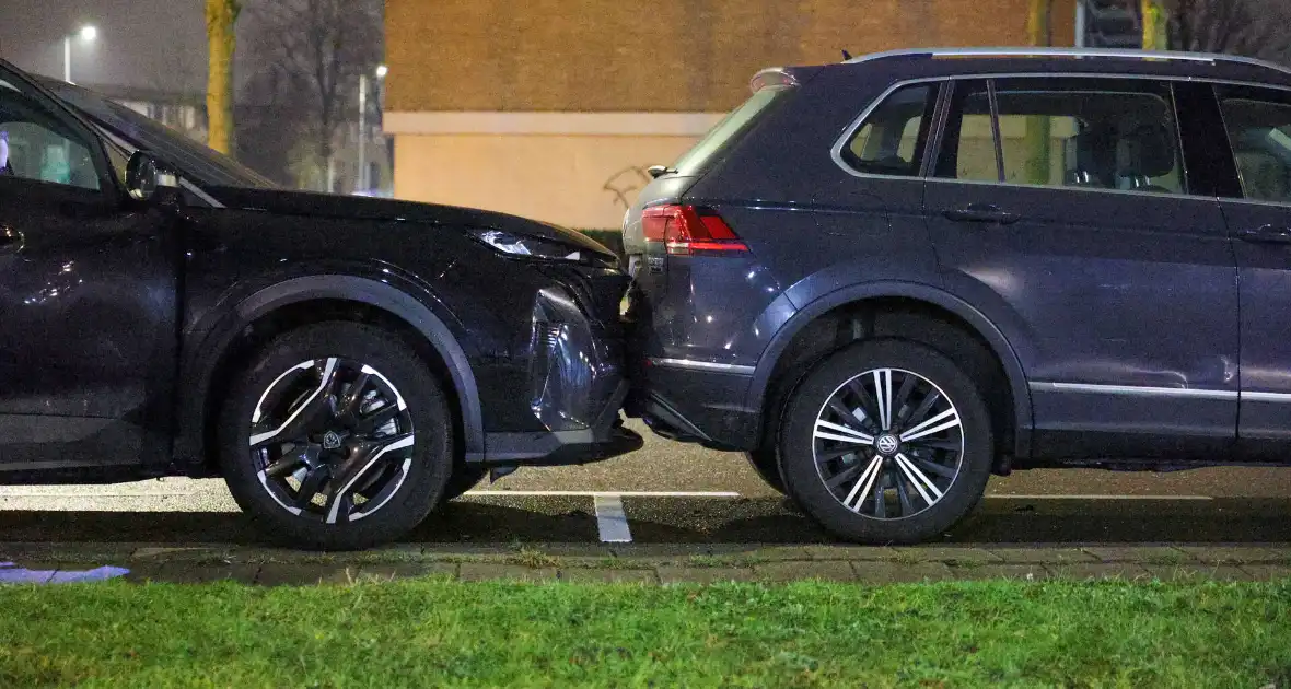 Bestuurder raakt gewond na botsing met geparkeerde auto's - Foto 18