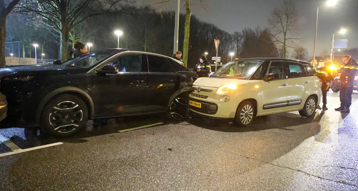 Bestuurder raakt gewond na botsing met geparkeerde auto's - Foto 19