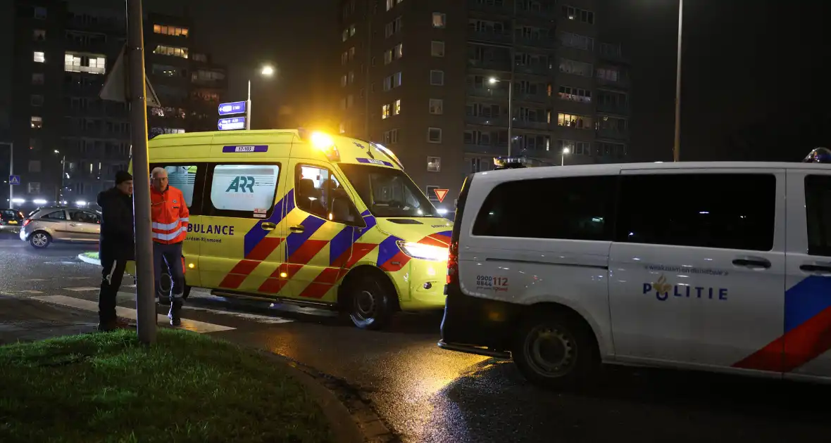 Bestuurder raakt gewond na botsing met geparkeerde auto's - Foto 2