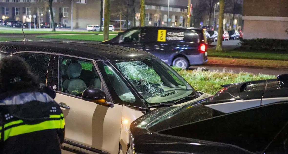 Bestuurder raakt gewond na botsing met geparkeerde auto's - Foto 4