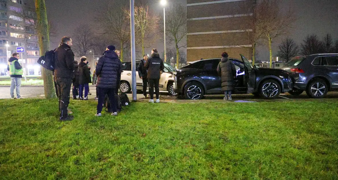 Bestuurder raakt gewond na botsing met geparkeerde auto's - Foto 5