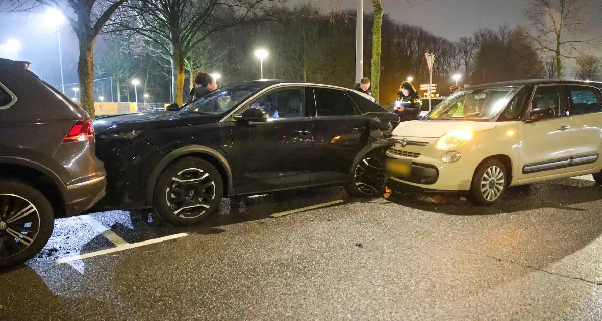 Bestuurder raakt gewond na botsing met geparkeerde auto's - Foto 6