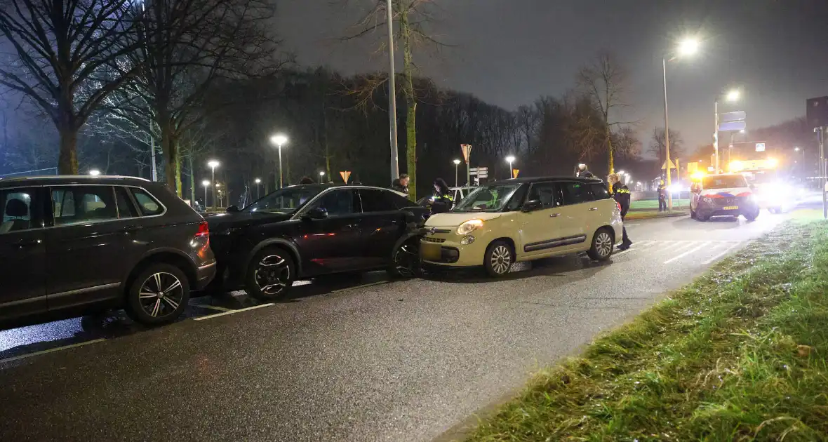 Bestuurder raakt gewond na botsing met geparkeerde auto's - Foto 7