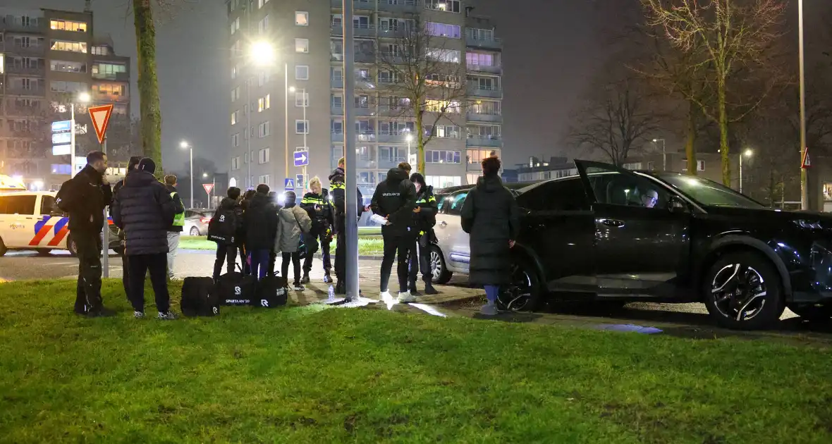 Bestuurder raakt gewond na botsing met geparkeerde auto's - Foto 8