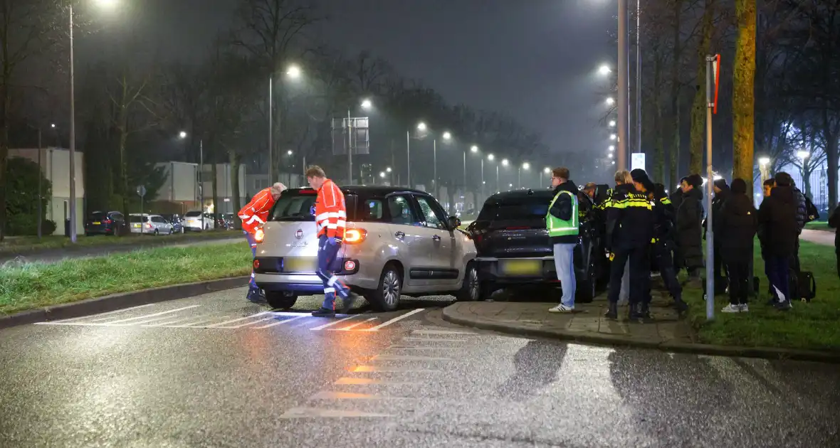 Bestuurder raakt gewond na botsing met geparkeerde auto's - Foto 9