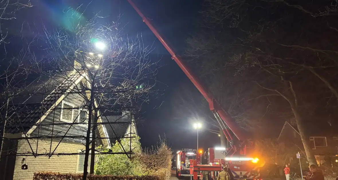 Hoogwerker ingezet bij schoorsteenbrand