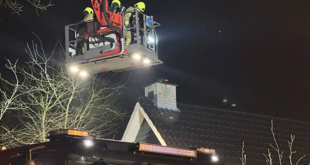 Hoogwerker ingezet bij schoorsteenbrand - Foto 5