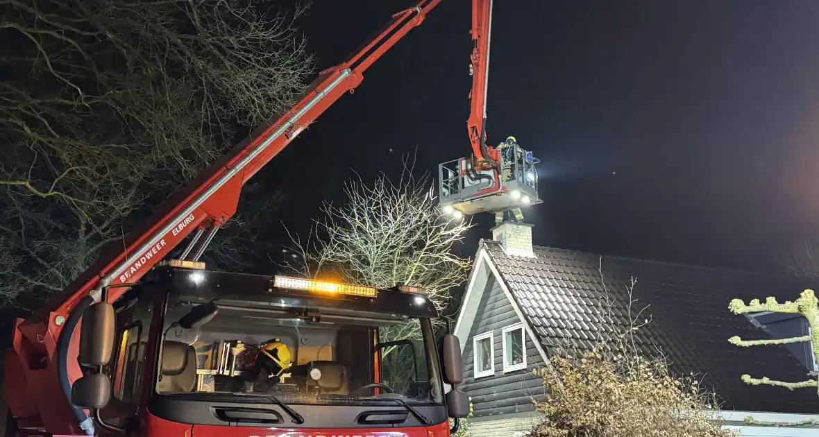 Hoogwerker ingezet bij schoorsteenbrand - Foto 6
