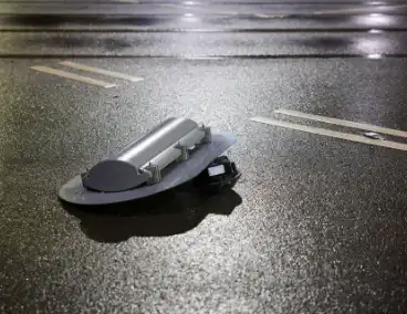 Auto rijdt stoplicht omver op druk kruispunt