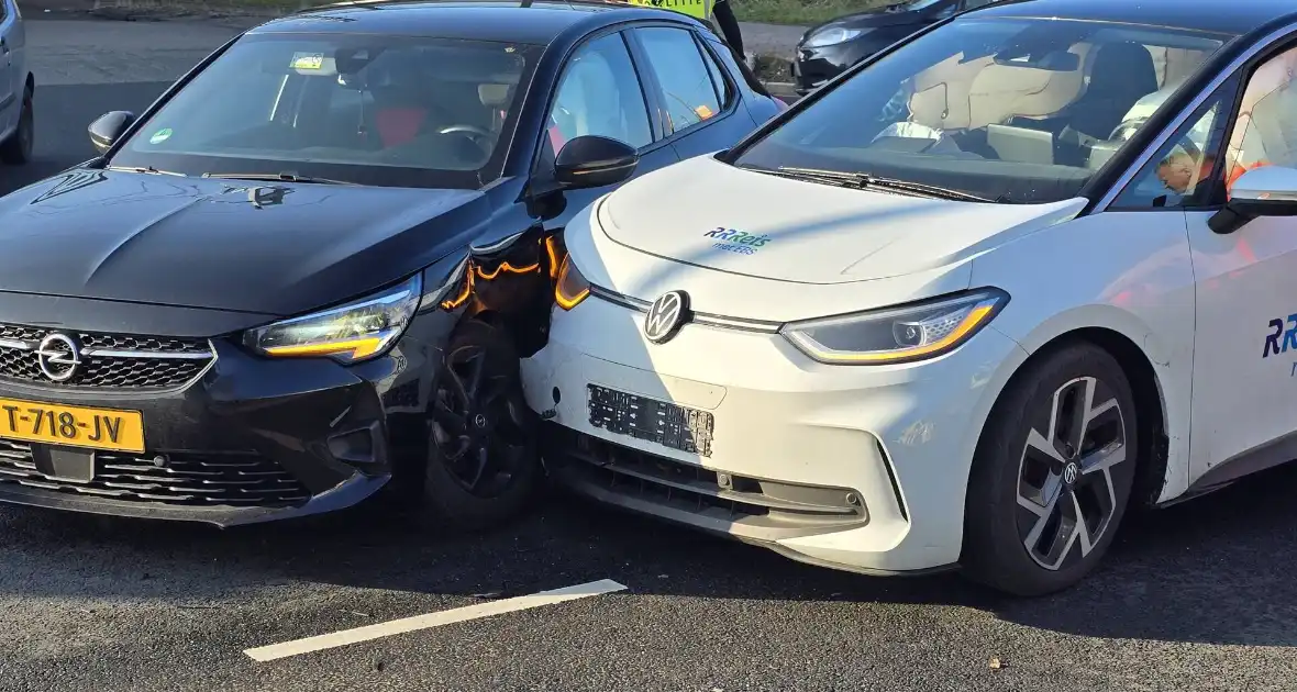 Voertuigen afgesleept na ongeluk - Foto 1